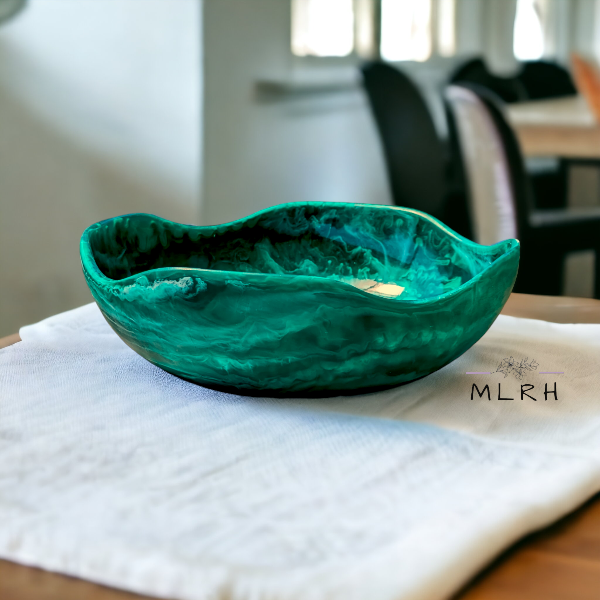 Wavey Resin bowl in emerald green by Mylittleresinhobby. Perfect for salads, fruit or grazing platters.